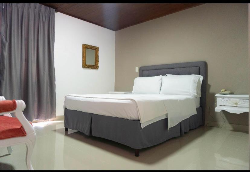 Hotel Suite Santa Rosa Санта-Роса-де-Кабаль Экстерьер фото
